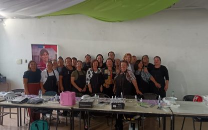 Autoridades regionales visitan curso de manicure y pedicure dirigido a mujeres de Tarapacá