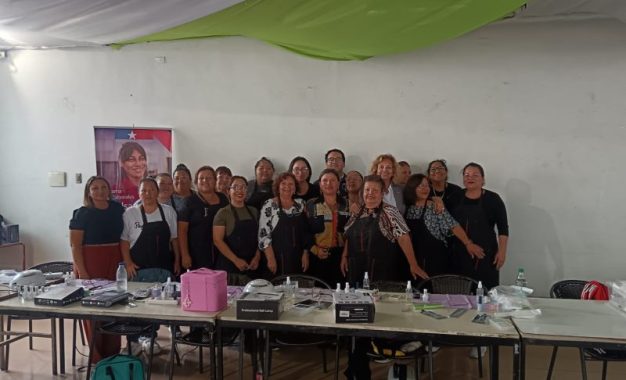 Autoridades regionales visitan curso de manicure y pedicure dirigido a mujeres de Tarapacá