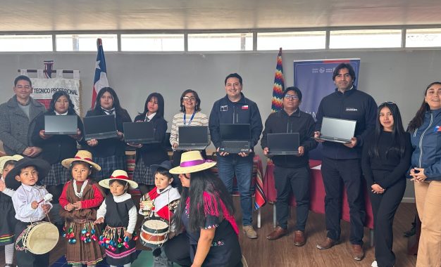 Colchane fortalece su educación con entrega de notebooks y equipamiento para jardín infantil