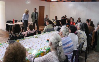 DELEGADA ADRIANA TAPIA COMPARTE CON CLUB DE ADULTO MAYOR «MI PRIMAVERA» Y ORIENTA SOBRE EL BONO DE RECUPERACIÓN DE ENSERES