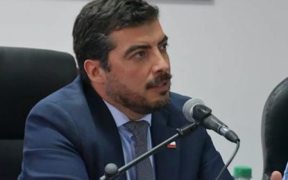El seremi de Obras Públicas de Tarapacá, Enrique Martínez Arteaga, expuso ante el Concejo Municipal de Alto Hospicio