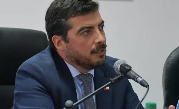 El seremi de Obras Públicas de Tarapacá, Enrique Martínez Arteaga, expuso ante el Concejo Municipal de Alto Hospicio