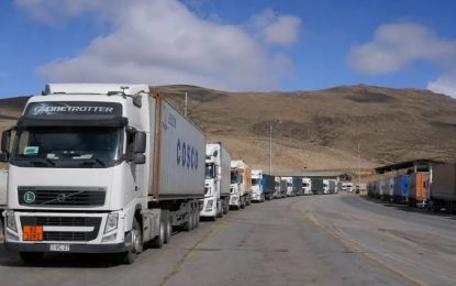 COLCHANE: RESTRINGEN EL TRÁNSITO DE CAMIONES POR CAMINOS ALTERNATIVOS Y OBLIGAN A UTILIZAR LA RUTA INTERNACIONAL 15-CH