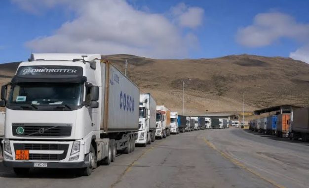 COLCHANE: RESTRINGEN EL TRÁNSITO DE CAMIONES POR CAMINOS ALTERNATIVOS Y OBLIGAN A UTILIZAR LA RUTA INTERNACIONAL 15-CH
