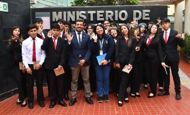 Estudiantes del Colegio Inglés conocen el trabajo del MOP Tarapacá y las oportunidades que ofrece el servicio público