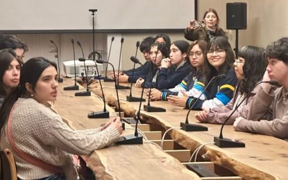 Estudiantes del Liceo Bicentenario Domingo Santa María presentan su museo histórico en La Moneda