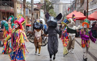 Con colorido pasacalle comenzó la Estación del Libro Iquique 2026